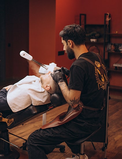 Usługa cięcie brzytwą w Kingston Barbershop fryzjer męski zakład fryzjerski