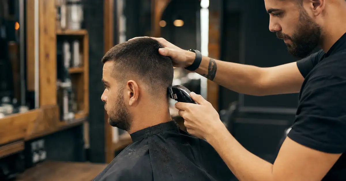 Buzz cut czy tylko boki? Krótkie fryzury męskie w Krakowie